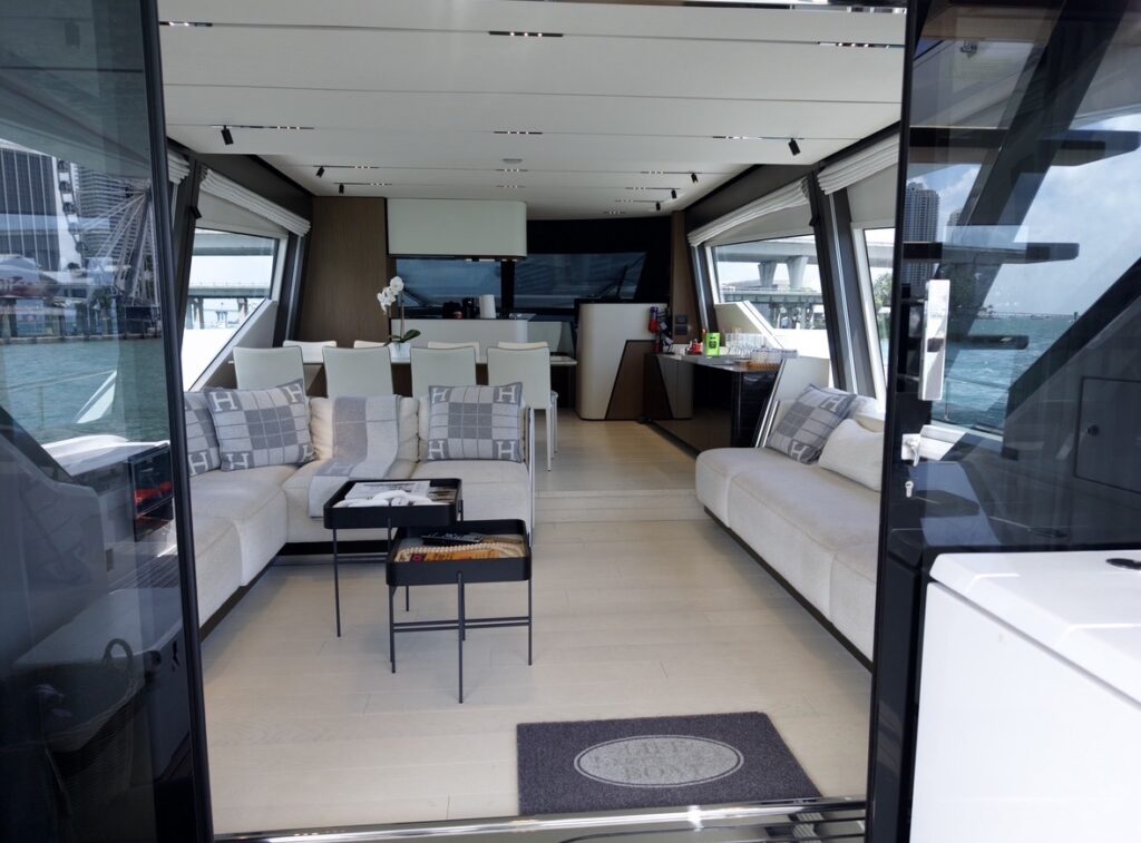 80’ Ferretti Fly