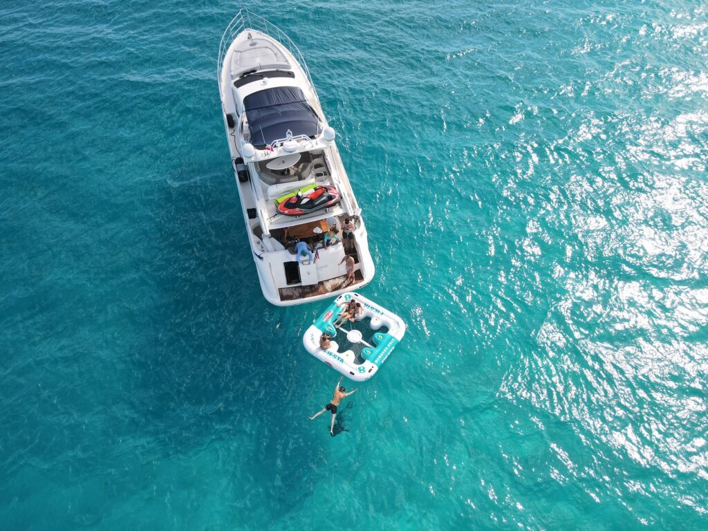 68‘ Azimut Fly With Jet Ski