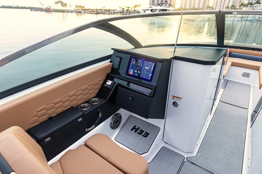 h33-ob-image-interior-cape-coral-copilot-seating-588805 (1)